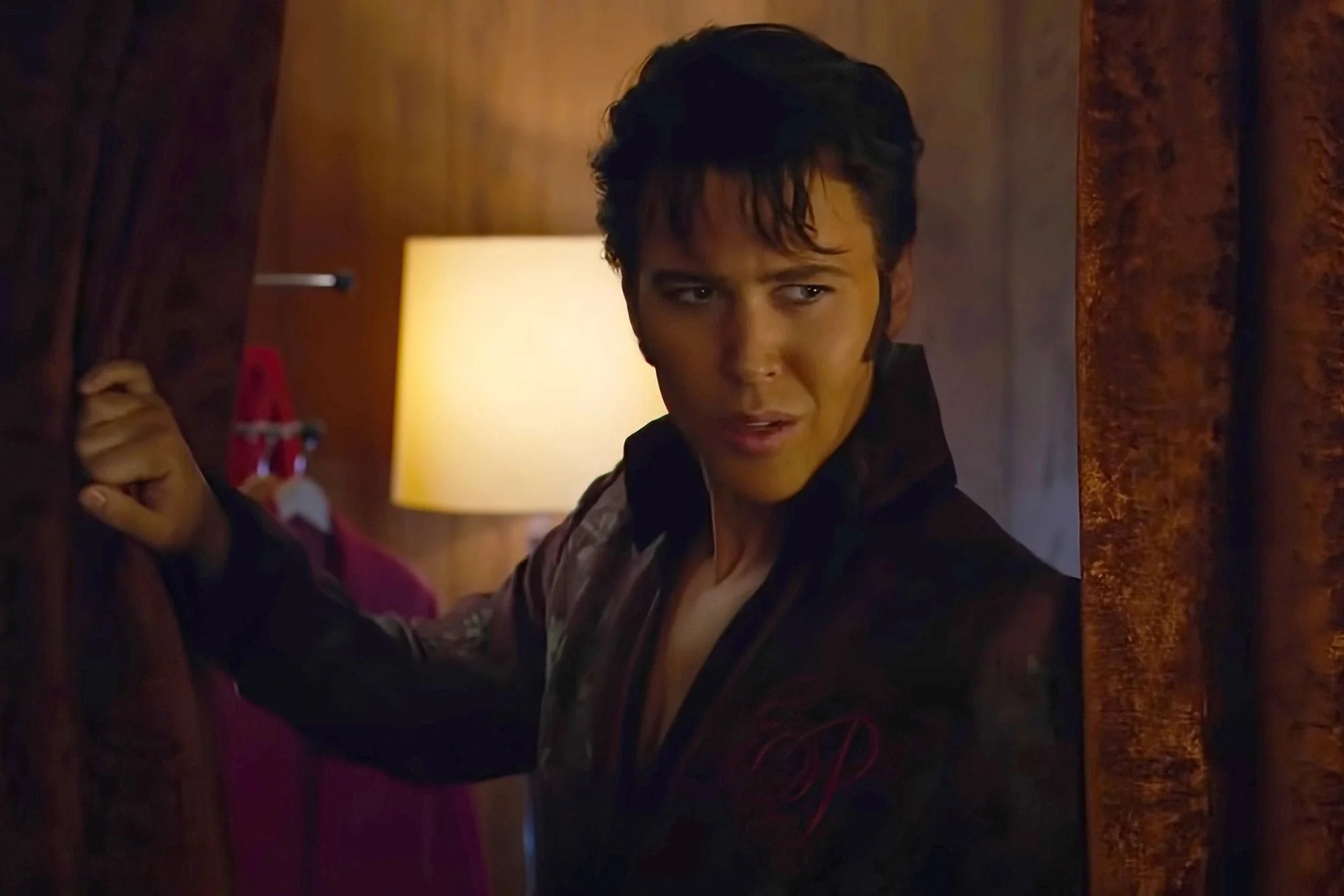 'Elvis' Review: Baz Luhrmann's Dazzling, Bombastic Style is Fit for a King