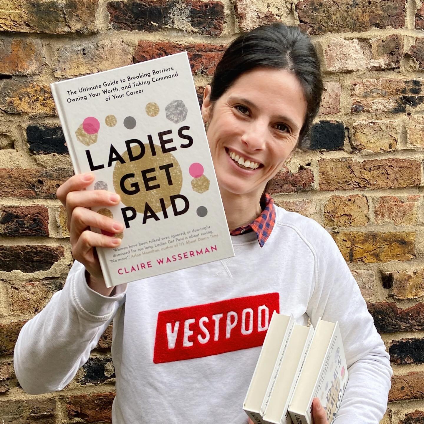 🎁 WIN &amp; PODCAST🎁 ⁠⠀⁠⠀
⁠⠀⁠⠀
⁠📚 I&rsquo;m excited to announce that we&rsquo;ve teamed up with the brilliant @clairegetspaid 😍, founder of @ladiesgetpaid (our podcast guest 🎙️ this week!) and her publisher @trapeze_books to offer 2 of you a cha