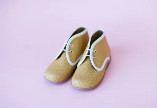 Botas de piel para niños en color miel y blanco