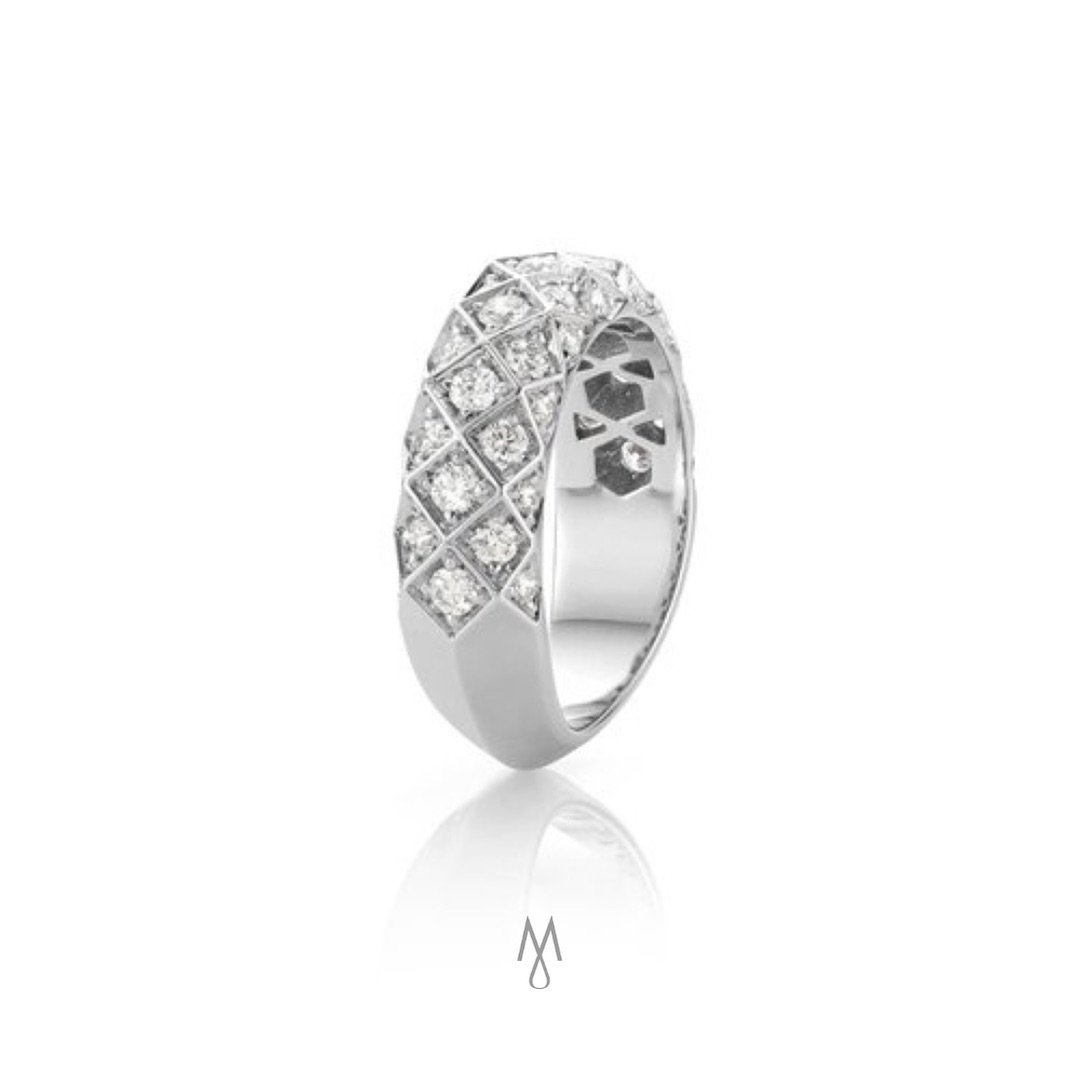 Diamond elegance 

Adorn your finger with timeless elegance and sophistication. This exquisite diamond silver ring exudes luxury and grace, captivating all who gaze upon it. 

Elevate your style and make a statement with this stunning piece of jewelr