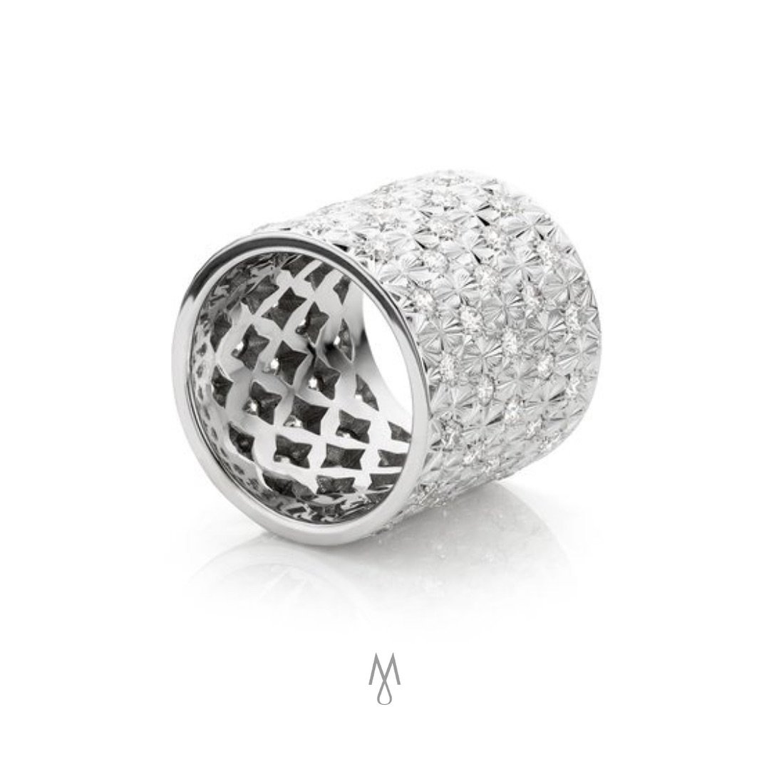 Allure

Allure is the collection in which our jewelry are built from diamonds with around them a geometric decorative texture.
 Applying the texture is an age-old technique in jewellery craftmanship, which unfortunately is only practiced by older jew