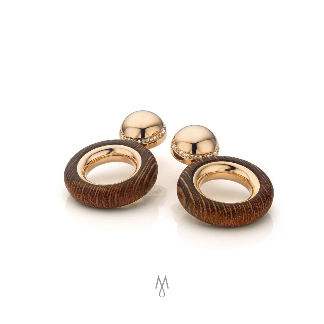 Elegance and sophistication 

Adorn your finger with timeless elegance and sophistication. This exquisite diamond silver ring exudes luxury and grace, captivating all who gaze upon it. 

Elevate your style and make a statement with this stunning piec