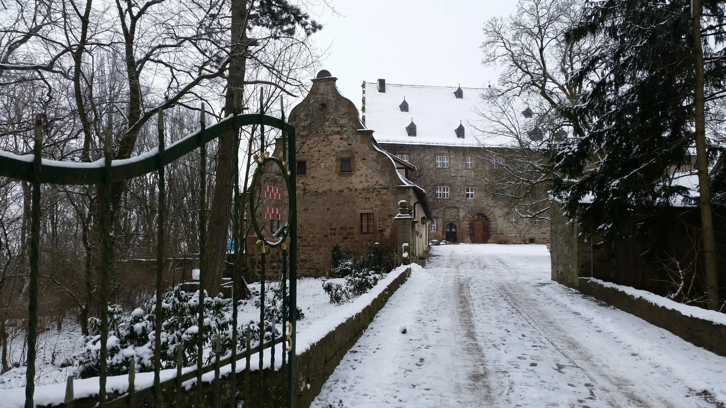 Fast unwirklich erscheint einem die romantische Bettenburg, zu der man ein ganzes Stück durch Feld und Flur fahren oder laufen muss. (Foto: Berg)
