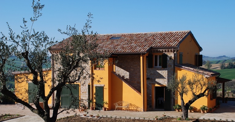 Camerano’s old walls stood on a cliff named Sassòne, and today Sassòne is the name of a Bed&Breakfast farmhouse in Le Marche: the ideal vacation getaway located near Portonovo, Numana and Sirolo within Parco del Conero, a breathtaking protected park with cliffs jutting out to the sea, pristine vegetation, enchanting beaches and of course amazing views. The owners of this B&B on the Riviera del Conero know how to give a warm welcome while paying attention even to the smallest details of their country house, transforming their cozy farmhouse into a magical place where you can spend a quiet and relaxing vacation in close contact with nature. The owners worked hard while creating their space dedicated to personal relaxation: our guests can spend their time either on the wicker beds in our private garden, under the pergola gazing out at the beautiful panorama of greenery and lush vineyards