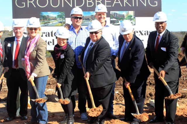 summitgroundbreaking_7883a.jpg