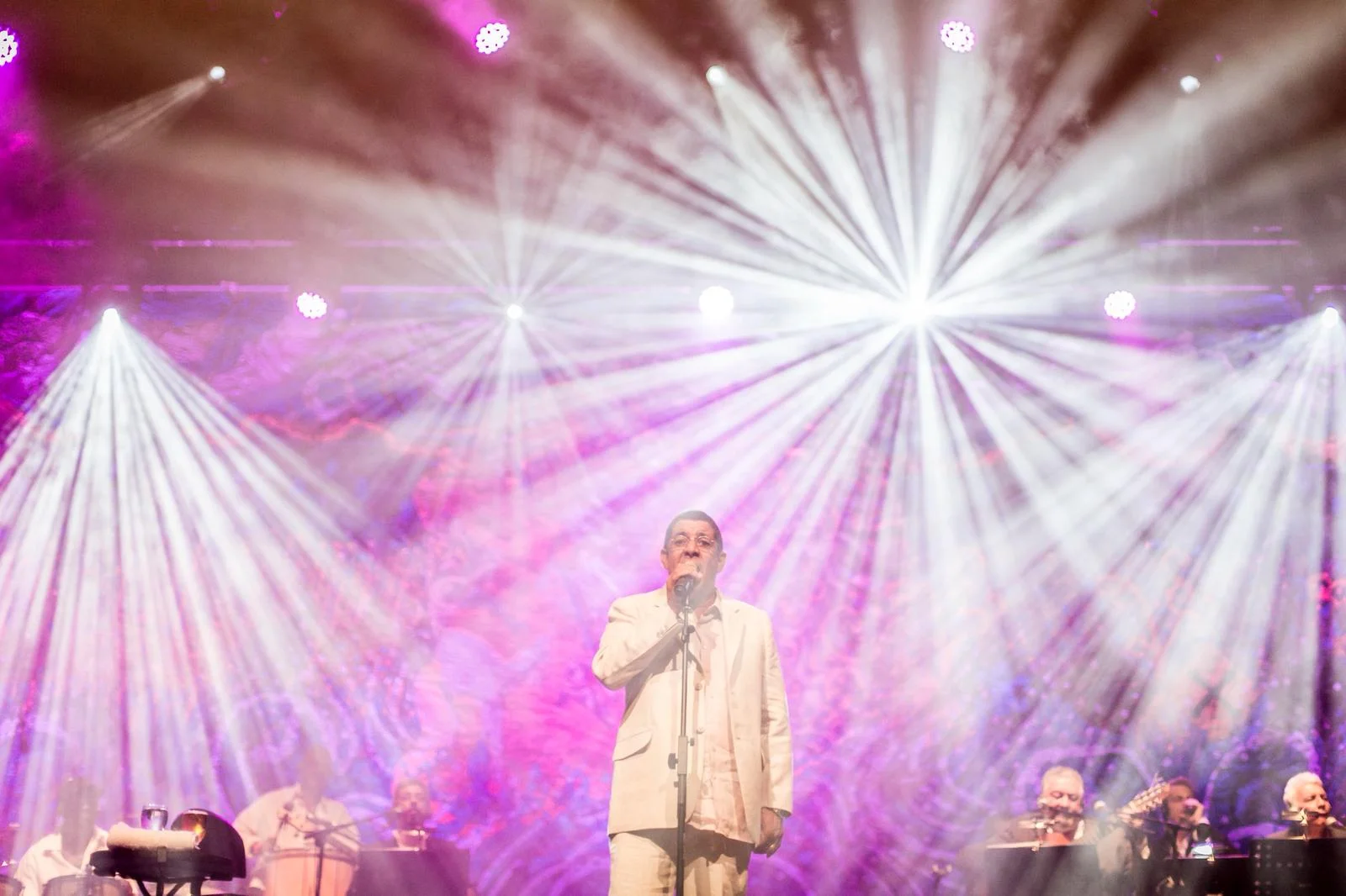Samba acompanhado de uma taça de vinho