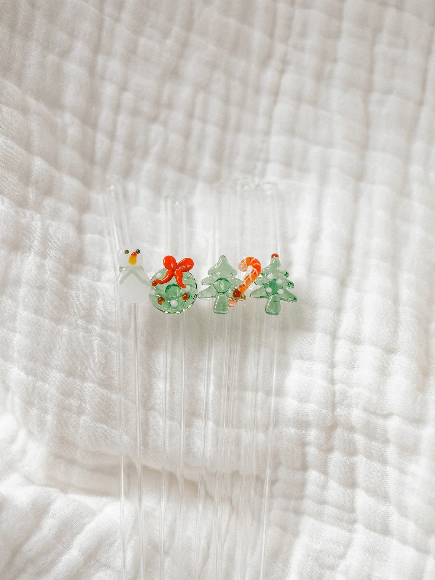 The holiday straws are baaaack! They&rsquo;re selling quickly, so make sure you grab them before they&rsquo;re gone for good! They pair *perfectly* with the Christmas cups and a bamboo lid! They&rsquo;d make a perfect gift too 😉 🎄🎅🏼 #christmas #h