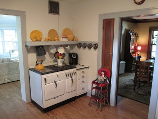 The presence of the yellow drapes, bowls, plates and tea kettle is so slight, yet so awesome, it totally knocks me dead. Mommy, I WANT THIS KITCHEN!!!