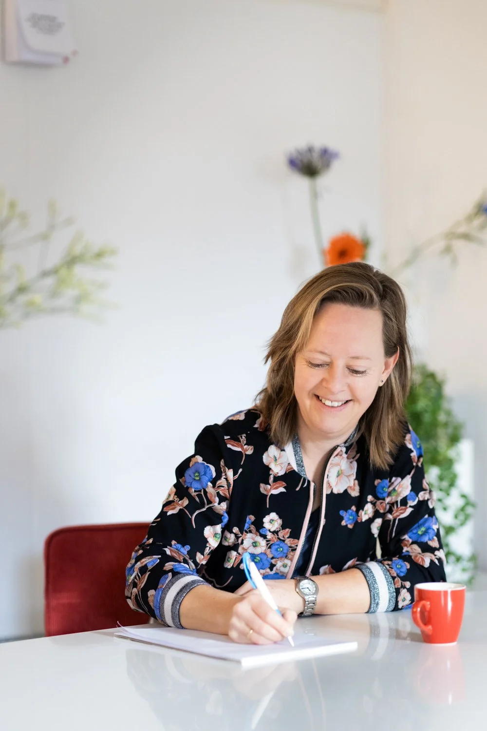 Ymkje Albada heeft vanuit haar werkervaring in de psychiatrie veel kennis van ADHD, ADD, autisme, angst, trauma en hechting. Voor deze problemen kun je bij haar terecht voor jezelf, of als hiervan sprake is in je gezin of je relatie.