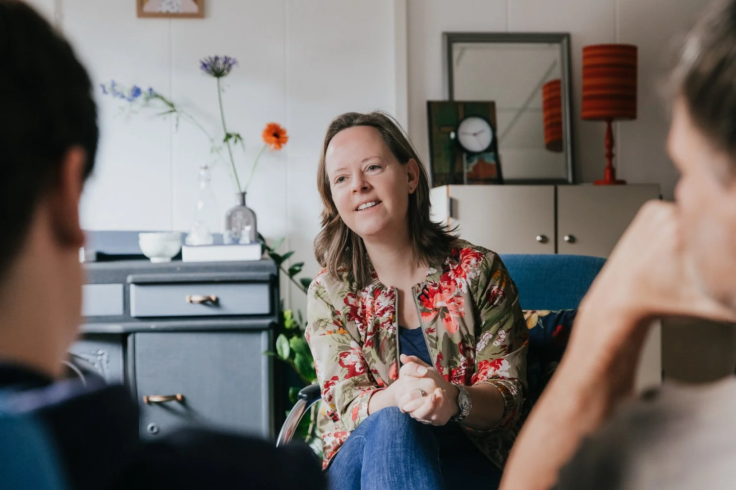 Therapie. In gesprek. Hulp bij problemen. Ondersteuning. Begeleiding. Ymkje helpt je om fijner te leven, met je problemen om te leren gaan, problemen op te lossen. Veerkracht vergroten. Dynamiek in gezin verbeteren.