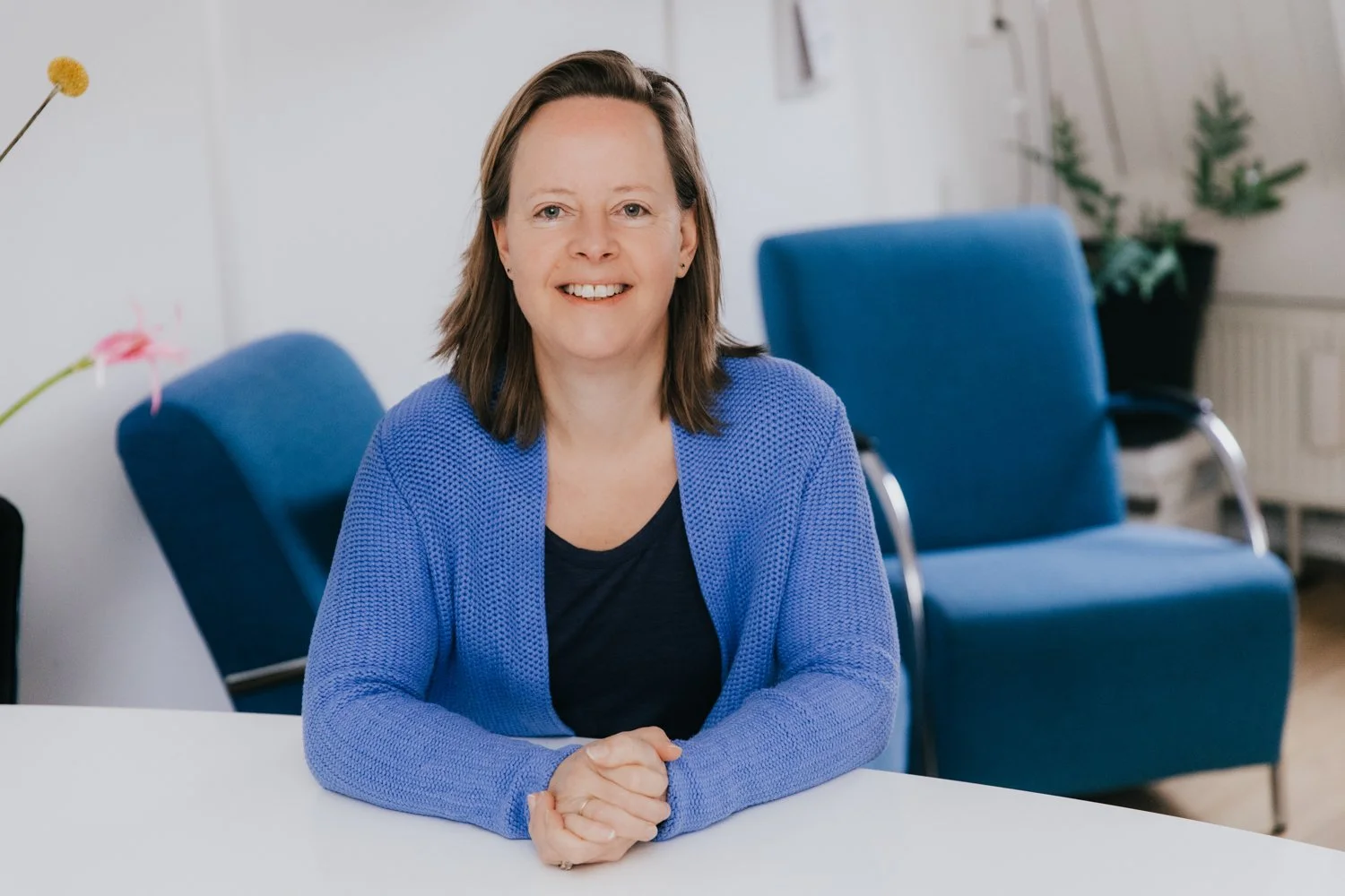 Ymkje Albada heeft veel ervaring met het werken met gezinnen, ouders, ouderschap, psychiatrie, opvoedproblemen, ontwikkelingsstoornissen, syndromen, ziekte, overlijden, scheiding, verlies en rouw.