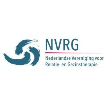 Logo van de Nederlandse Vereniging voor Relatie- en Gezinstherapie (NVRG). Ymkje Albada is hier lid. Dit betekent dat zij officieel erkend is als systeemtherapeut en daarvoor alle benodigde opleidingen, supervisie en leertherapie heeft gevolgd. 14302