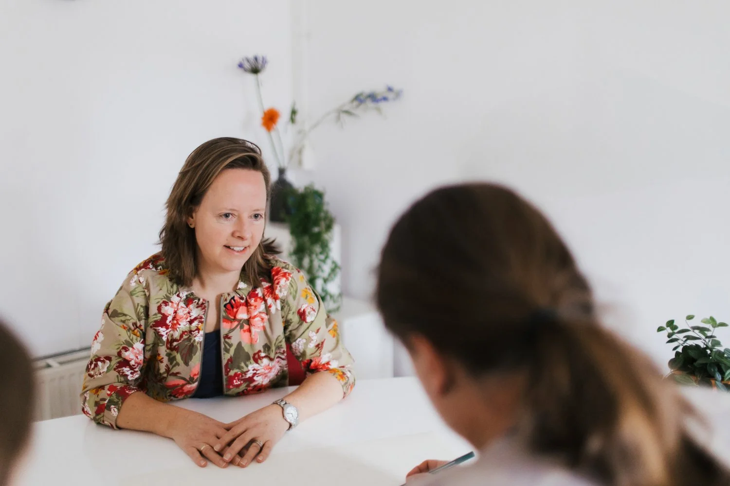 Ymkje Albada heeft voorheen gewerkt als ouderbegeleider, gezinsbegeleider, gezinstherapeut, maatschappelijk werker, behandelaar in de GGZ, systeemtherapeut.