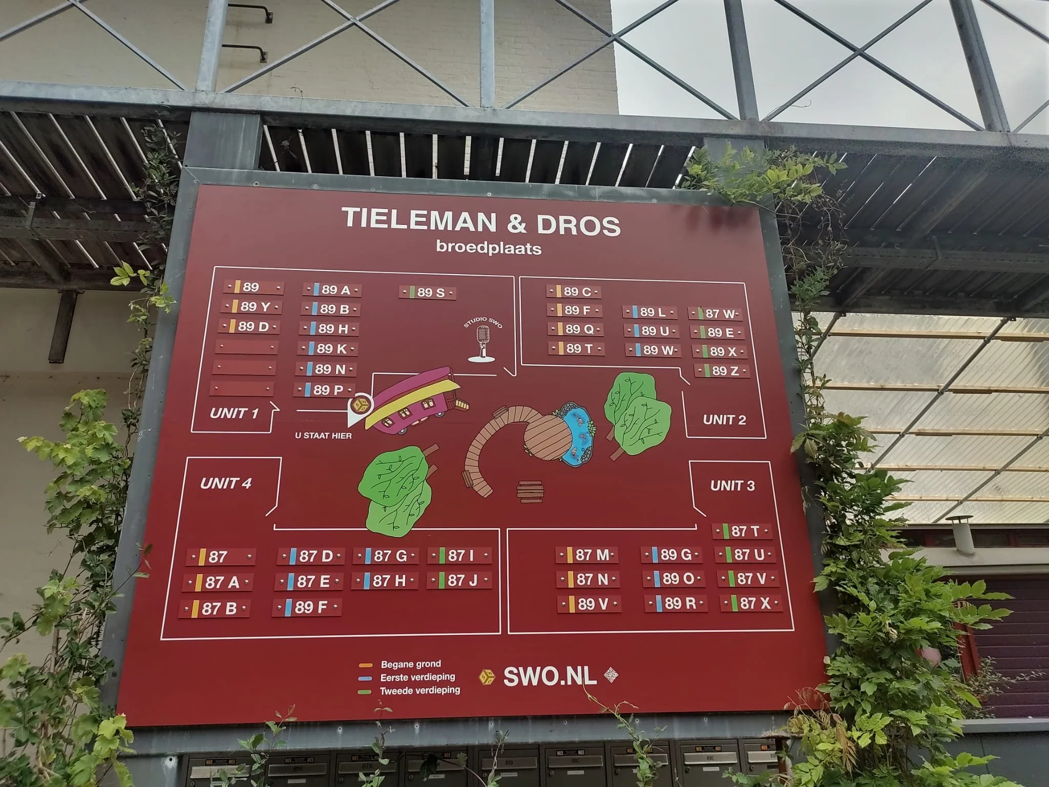 'TIELEMAN & DROS' bedrijfsverzamelgebouw. Stichting Werk en Onderneming Leiden. Ymkje Albada. Therapie. Hulp in Leiden. Hulp bij relatie, gezin, individueel. GGZ. Dichtbij groen. Eenvoudig parkeren. In mooie binnenstad van Leiden.