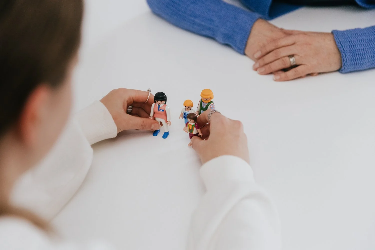 Ymkje Albada werkt met opstellingen met poppetjes, playmobiel, duplo, een taal erbij. Dit helpt bij omgaan met ziekte, begrijpen van familiepatronen, verdiepen van familiegeschiedenissen, begrijpen van het eigen verleden, van posities in het gezin.