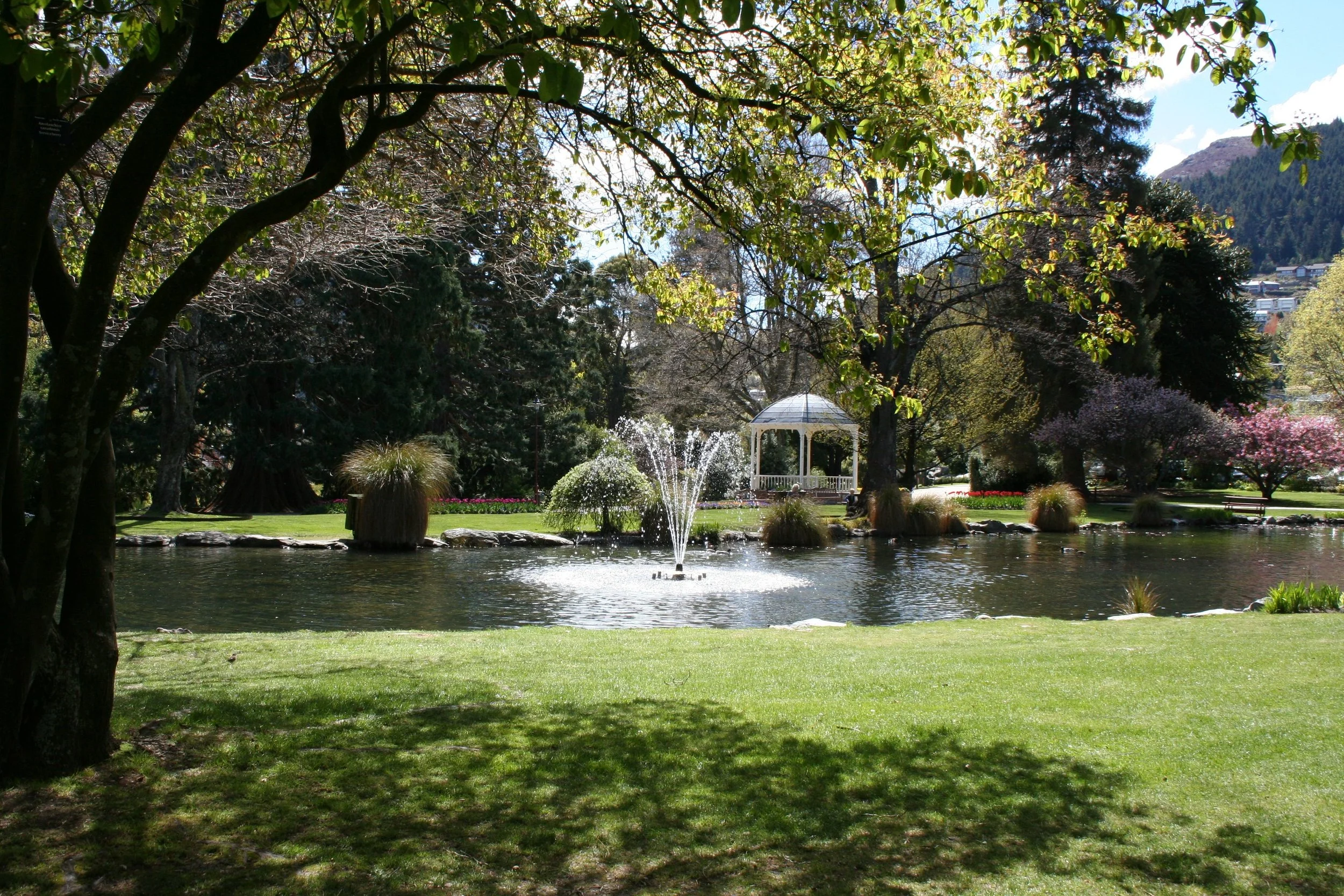 The rotunda within the Queenstown gardens is an small idilic venue.