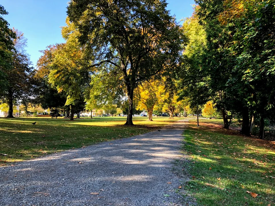 Path through Lincoln Park heading north toward a picnic shelter and playground