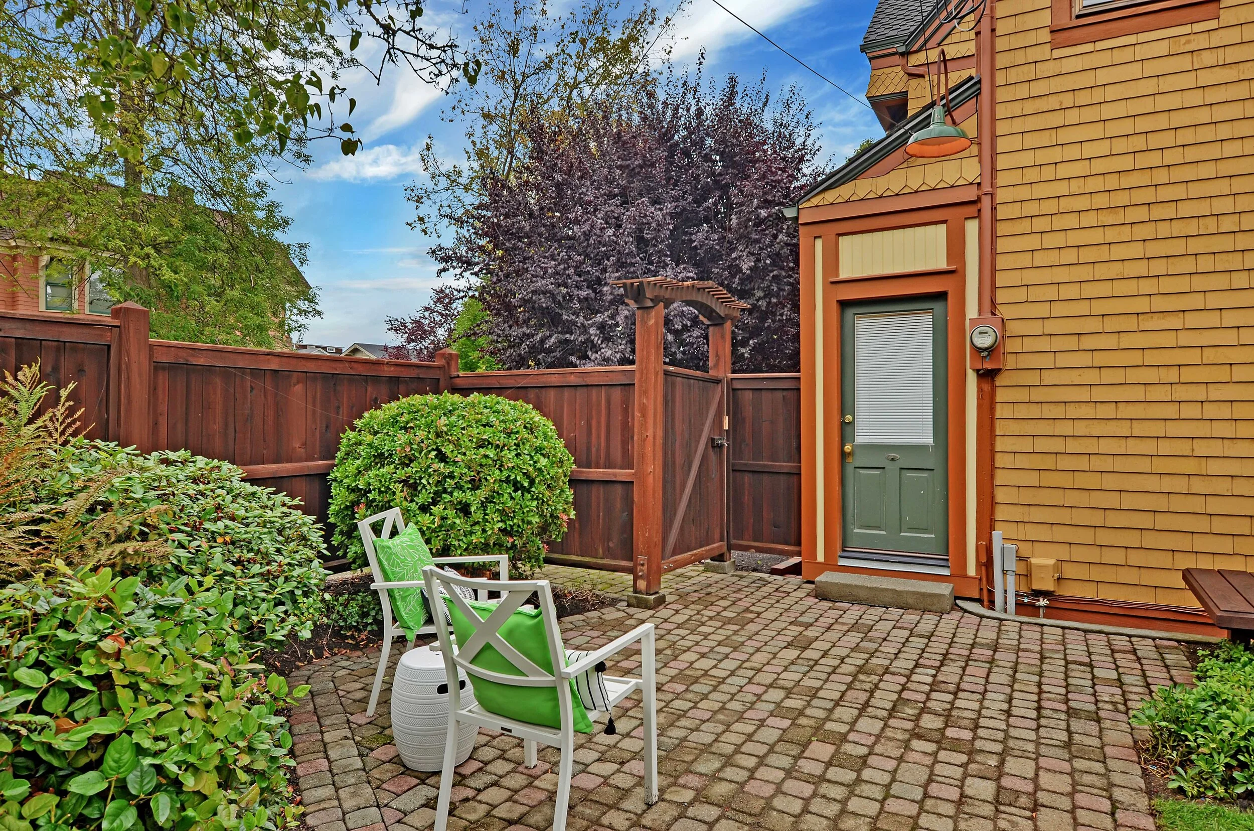 Sit out on this cobblestone patio with its contoured edges and subtle color variation.