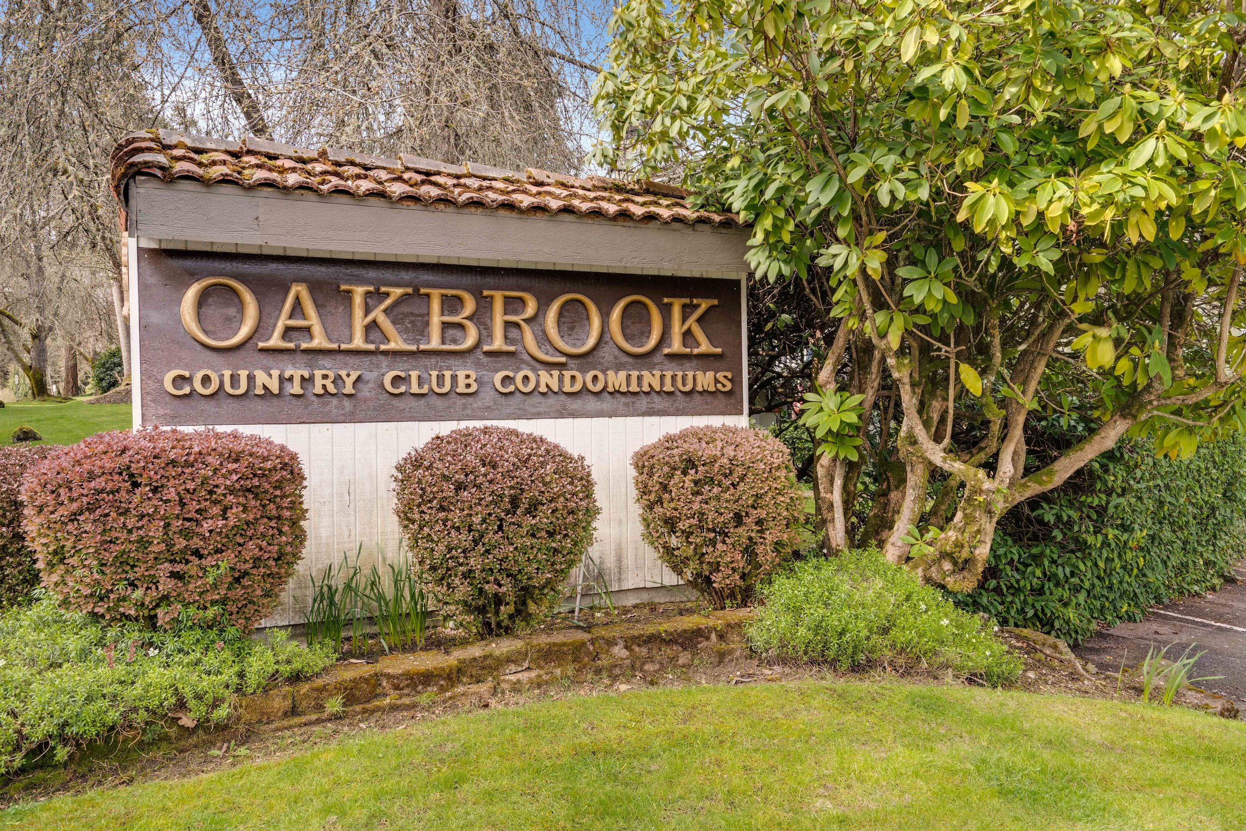 Oakbrook Country Club Condominums Entrance.jpg