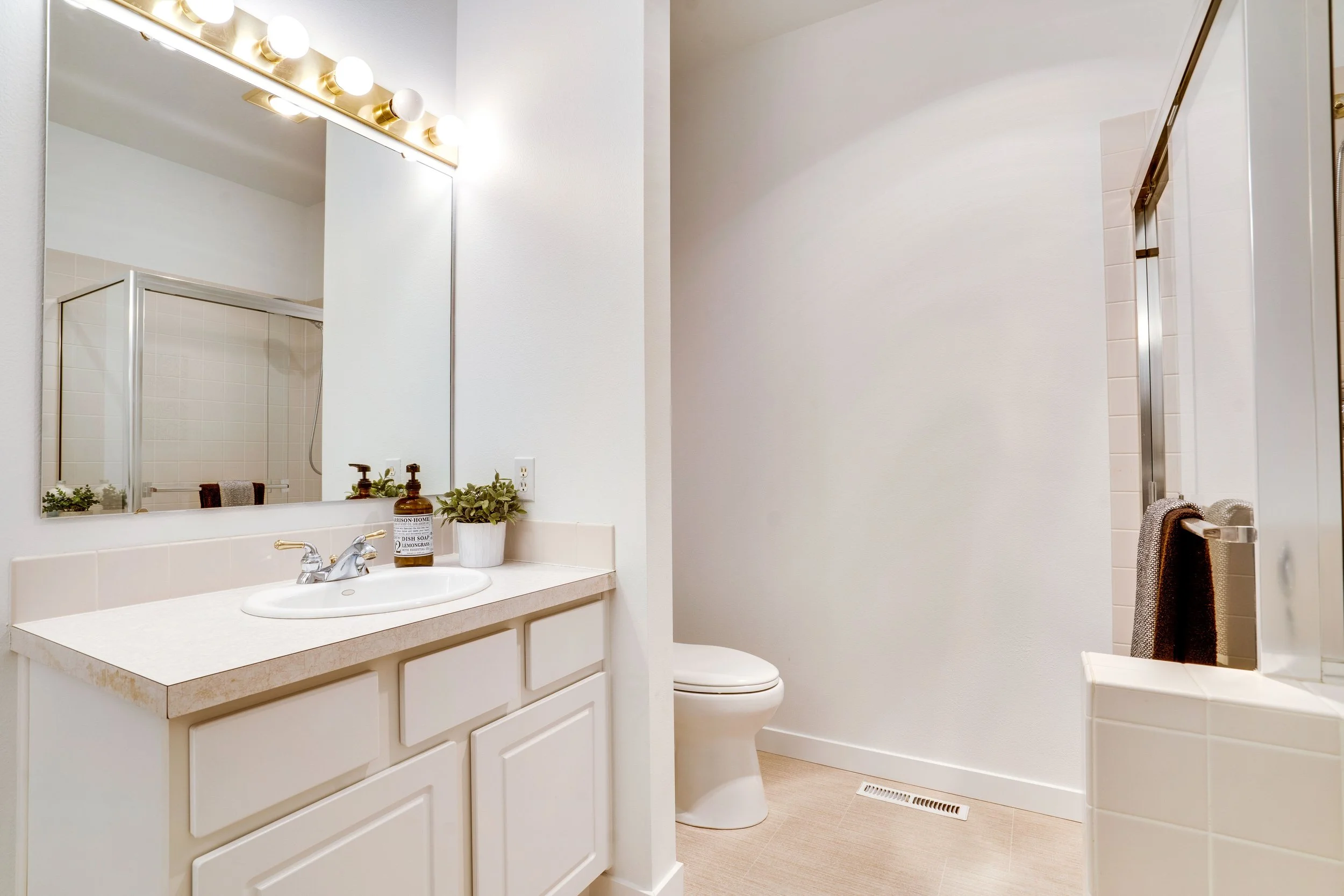 Private Full Bath, University Place Condo.jpg