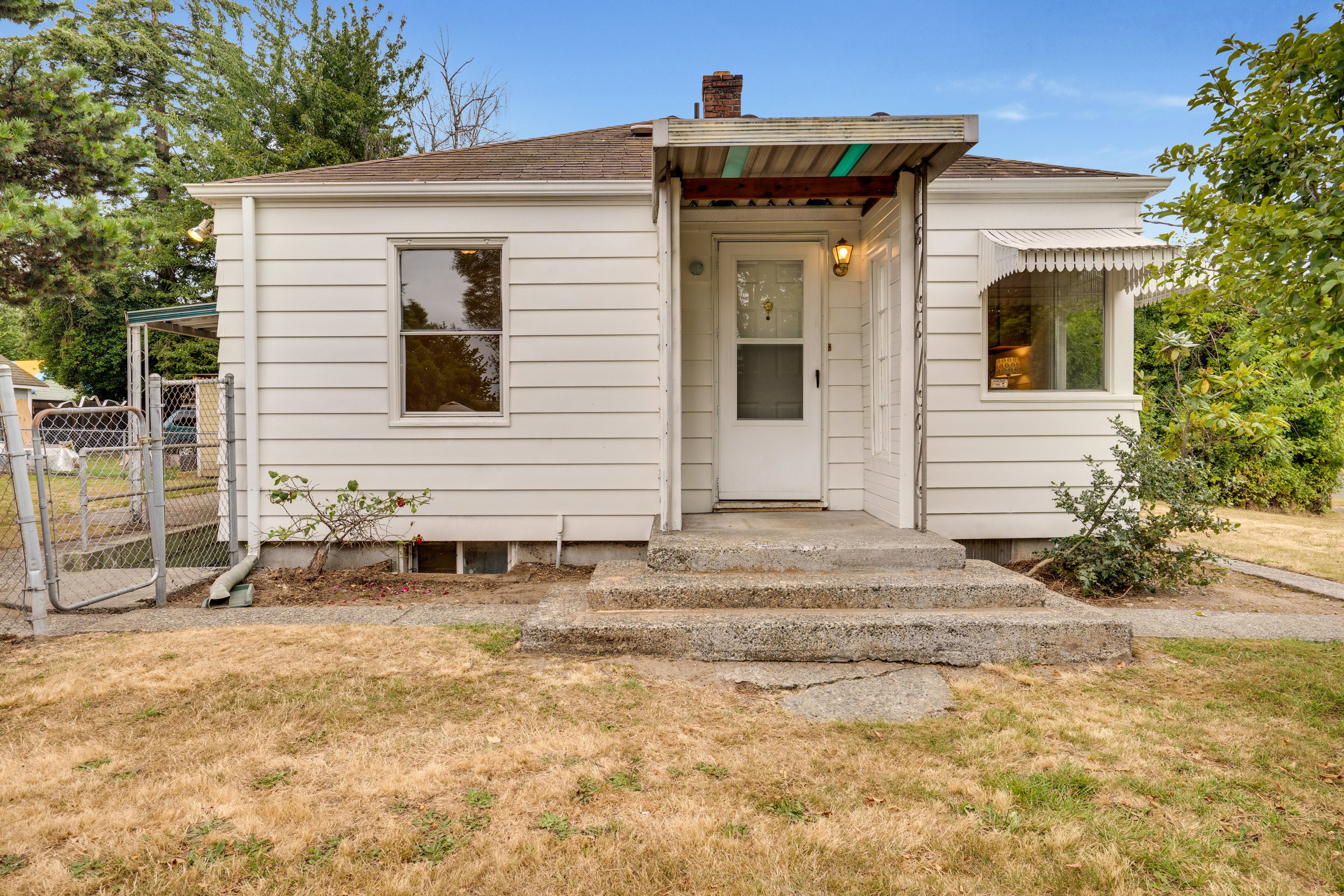 Side Entry into Kitchen Eastside Tacoma Home.jpg