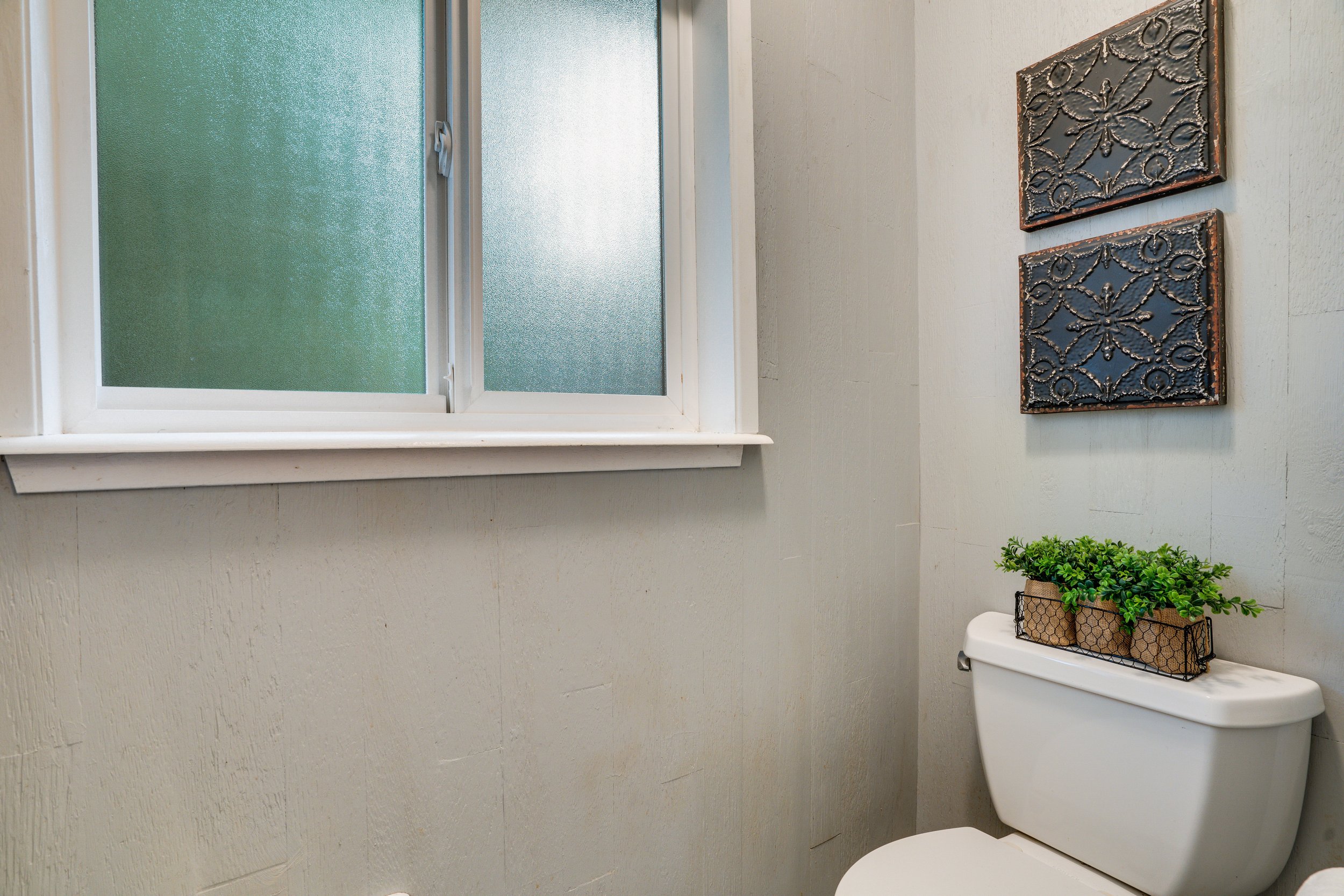 Full Bath Privacy Glass Window South End Tacoma 2 Bedroom.jpg