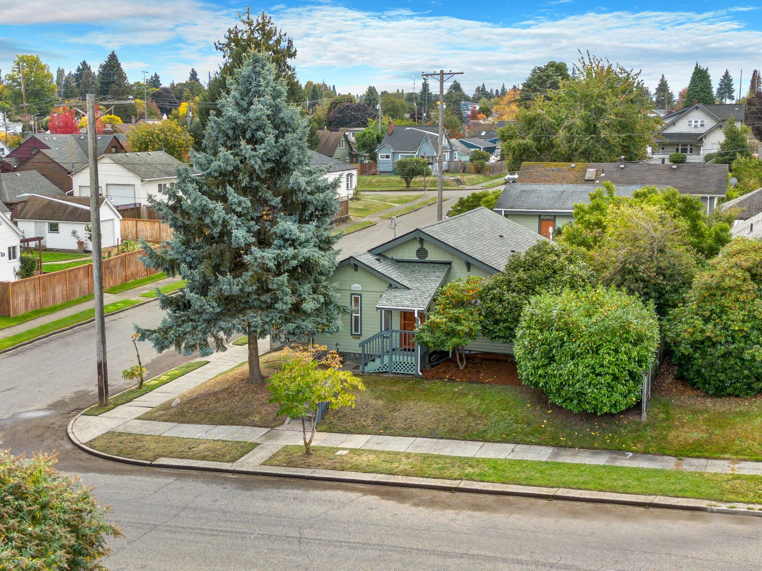 Front Garden & Sidewalk South End Tacoma 2 Bedroom.jpg