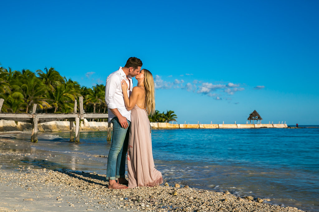 Cancun-engagement-session-villa-la-yoya-03.jpg