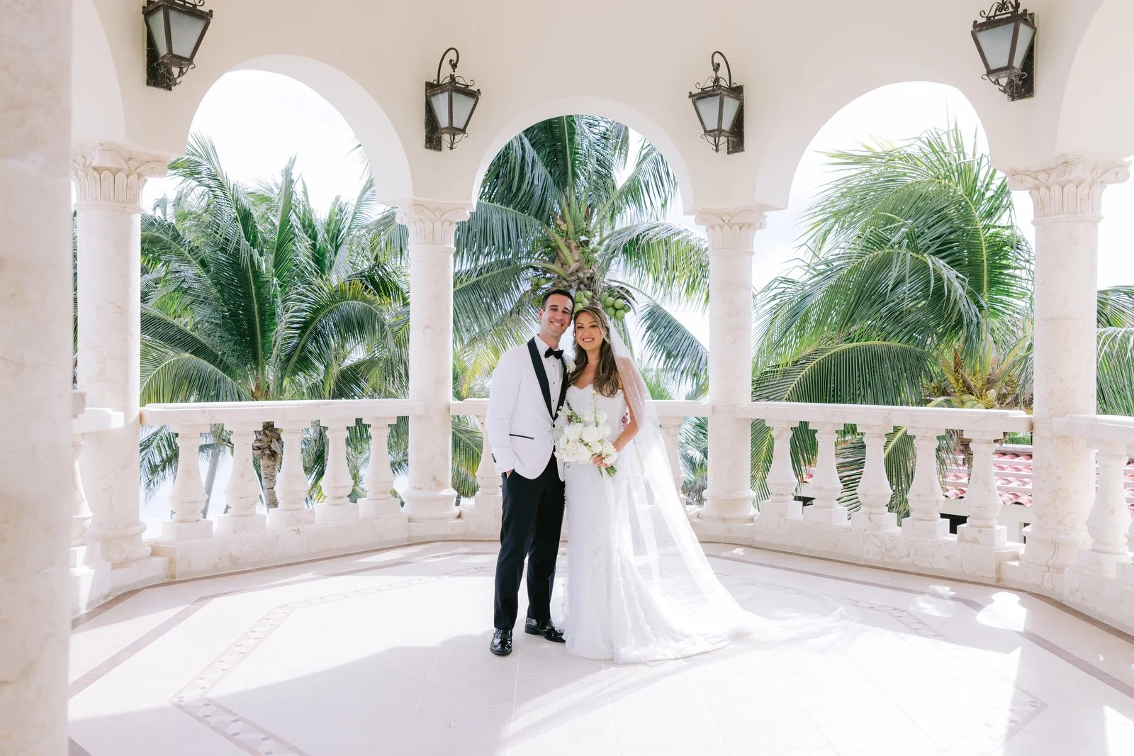 Jen &amp; Carl’s Elegant All-White Wedding at Villa la Joya