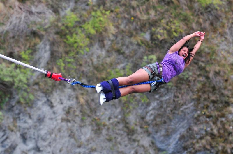 Bungee hosting. Скай парк Сочи прыжок с банджи 207м банджи. AJ Hackett Bungy Bali. Банджи-джампинг девушка.