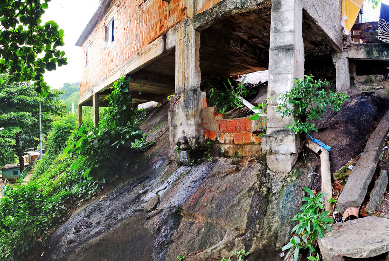 The construction and geographical conditions in the neighbourhood offers opportunities for the Água Carioca system to exploit underused spaces (e.g. beneath buildings) and improve land conditions (e.g. through terracing of wetlands).