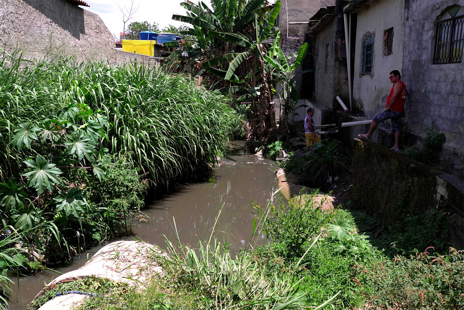 As the rivers pass through the city’s built up areas, including many that are not connected to a sewage network, they become contaminated and run as open sewers.