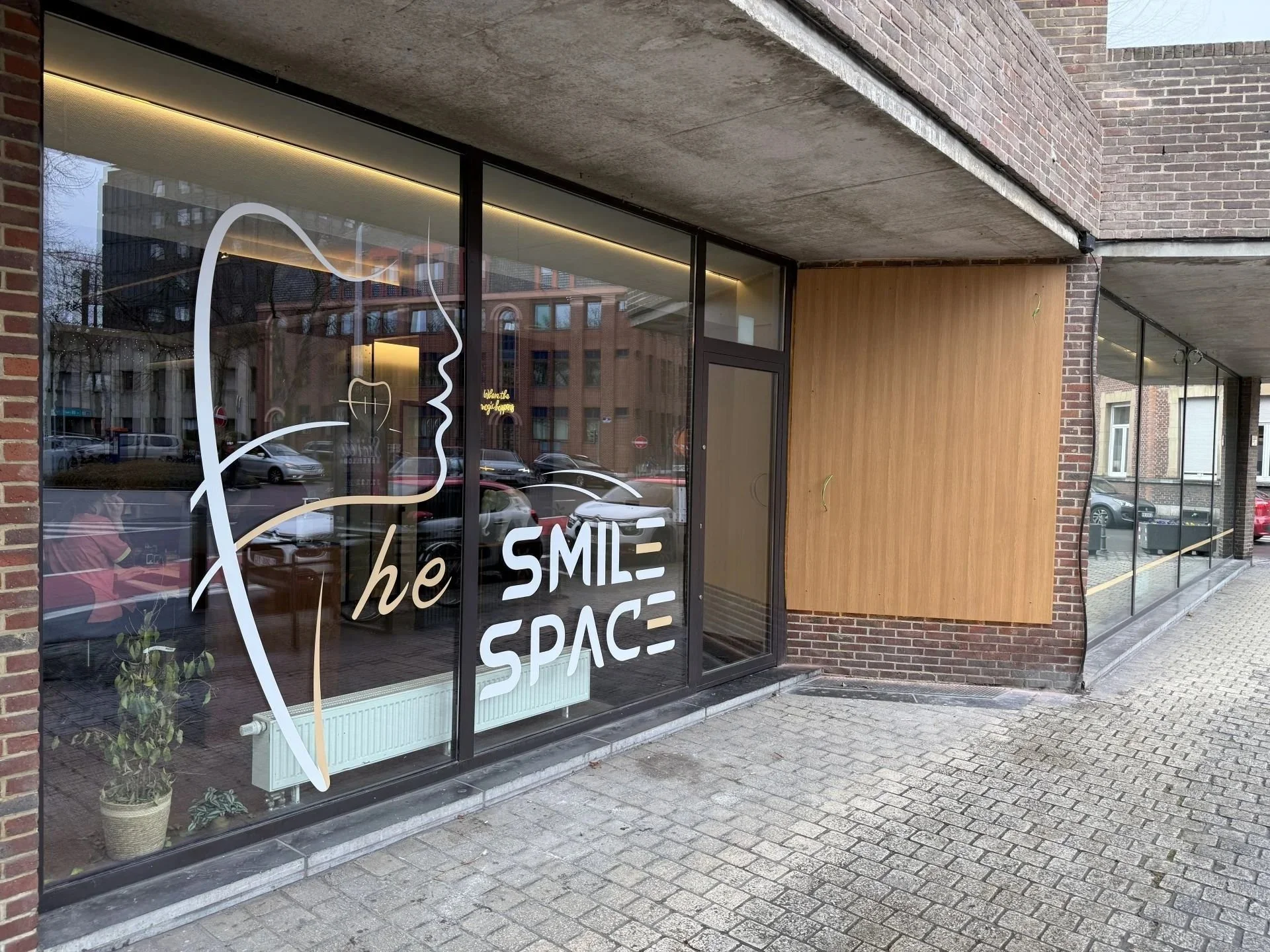 New orthodontics clinic in Mons. Situated at the ground floor of a commercial building, all the architect's work is to be found inside. Mons 2025