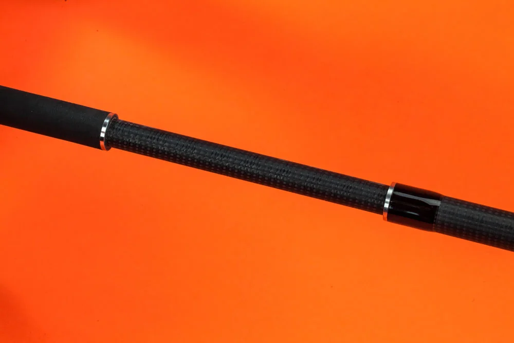 The beautiful carbon handle quickly adjusts from 3ft to 6ft long