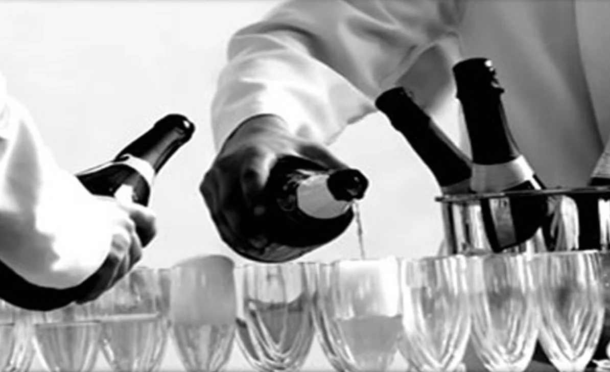CATERING STAFF Our team of bartenders and waiting staff are on hand to assist with getting the food and drink of your party into the mouths of your guests. We can advise on the amounts of staff required based on numbers of guests and suggest methods of service.