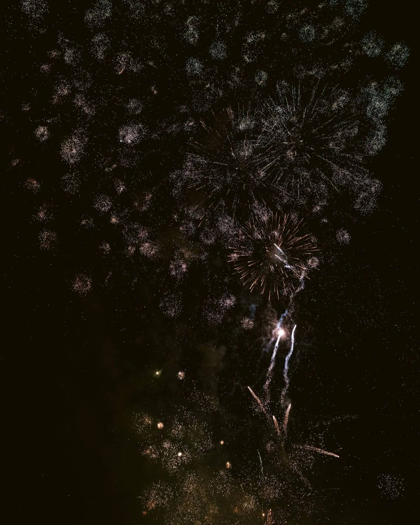 Happy New Year! 🥂✨ All enquiries have been answered, please check your spam folder if you can&rsquo;t see my reply 💖 2027 is filling up so let&rsquo;s schedule a call to chat about your wedding plans!
2026 couples this is the year you will say I do