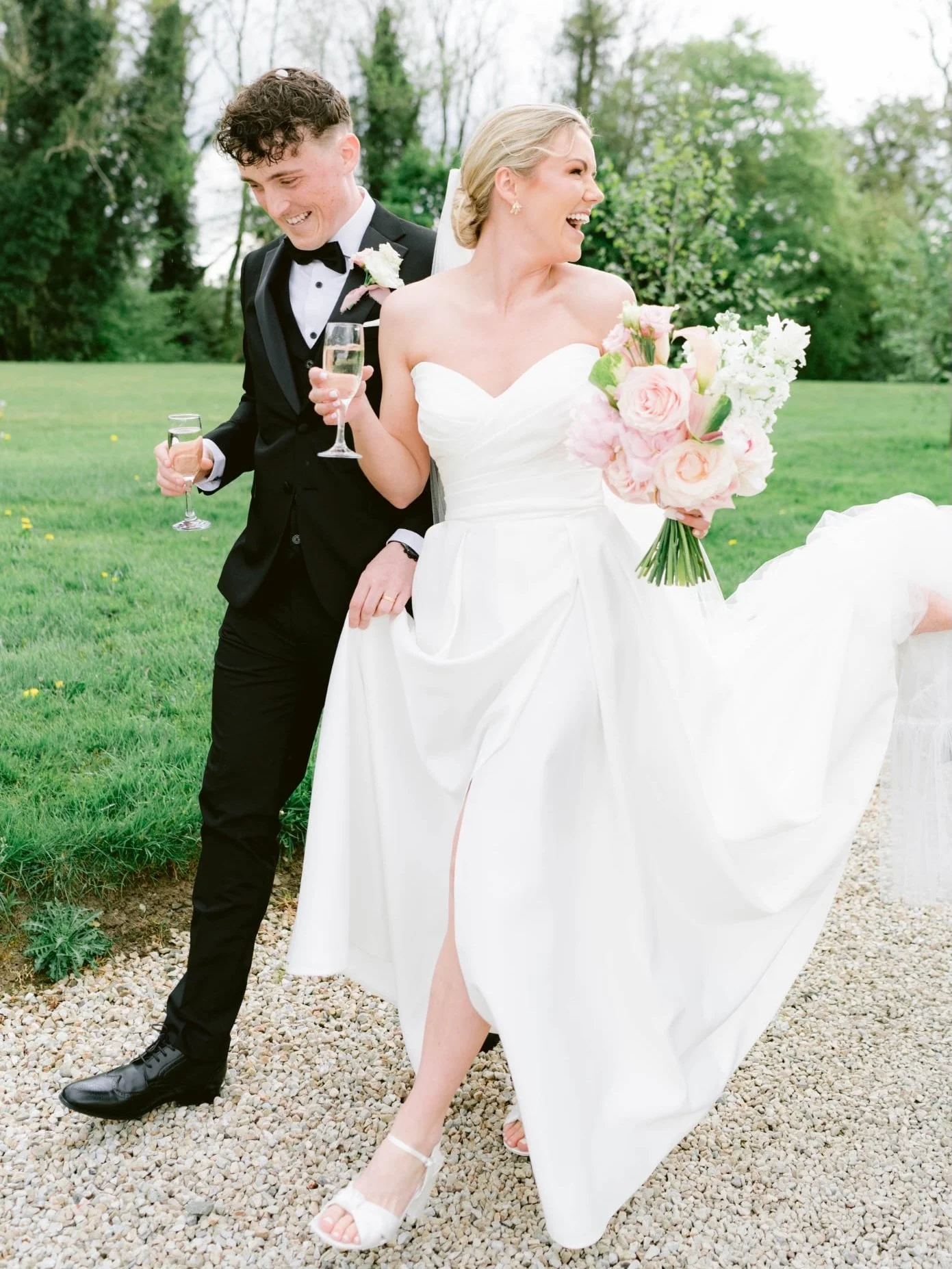 A few more frames from E&amp;L&rsquo;s spring wedding at @boynehillhouse 🌿🌸🐾

@hellosugar_photography
@rabbitandthefoxfilms
@boynehillhouse
@muaasta
@beautiful_brides_by_katie_
@designs.atide
@fernwood.flowers
@yourpawfectday_
@eveguable  @instara