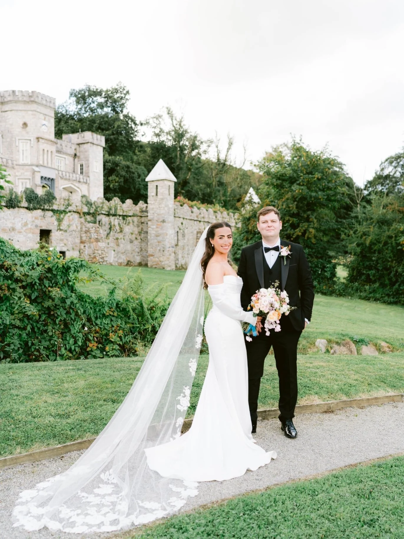 The gorgeous wedding of Caitlin &amp; Paul at @killeavycastle 🤍🥂✨ 
What an incredible day! Plenty of laughter, music and Guiness! 🎻 When a musician gets married, you just know there are going to be a few impromptu performances along the way 🎶✨ Fr