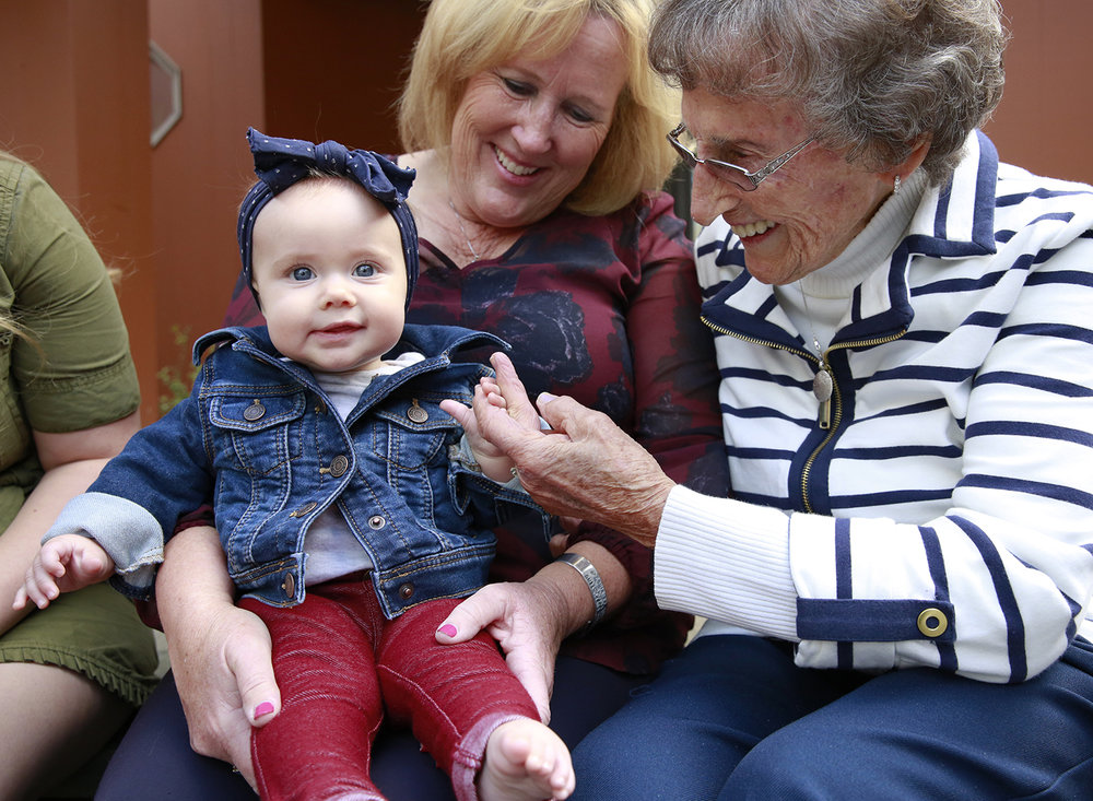 four generations family photo session 