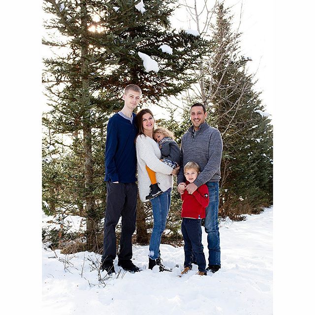 I love families willing to brave the elements for this. ❤️🎄
. . . . . 
#beanstationtreefarm #familyphotos #familyphotographer 
#erincunninghamphotography 
#lifestylephotographer
#erincunningham365 
#printyourphotos #recoveringperfectionist #thenarra