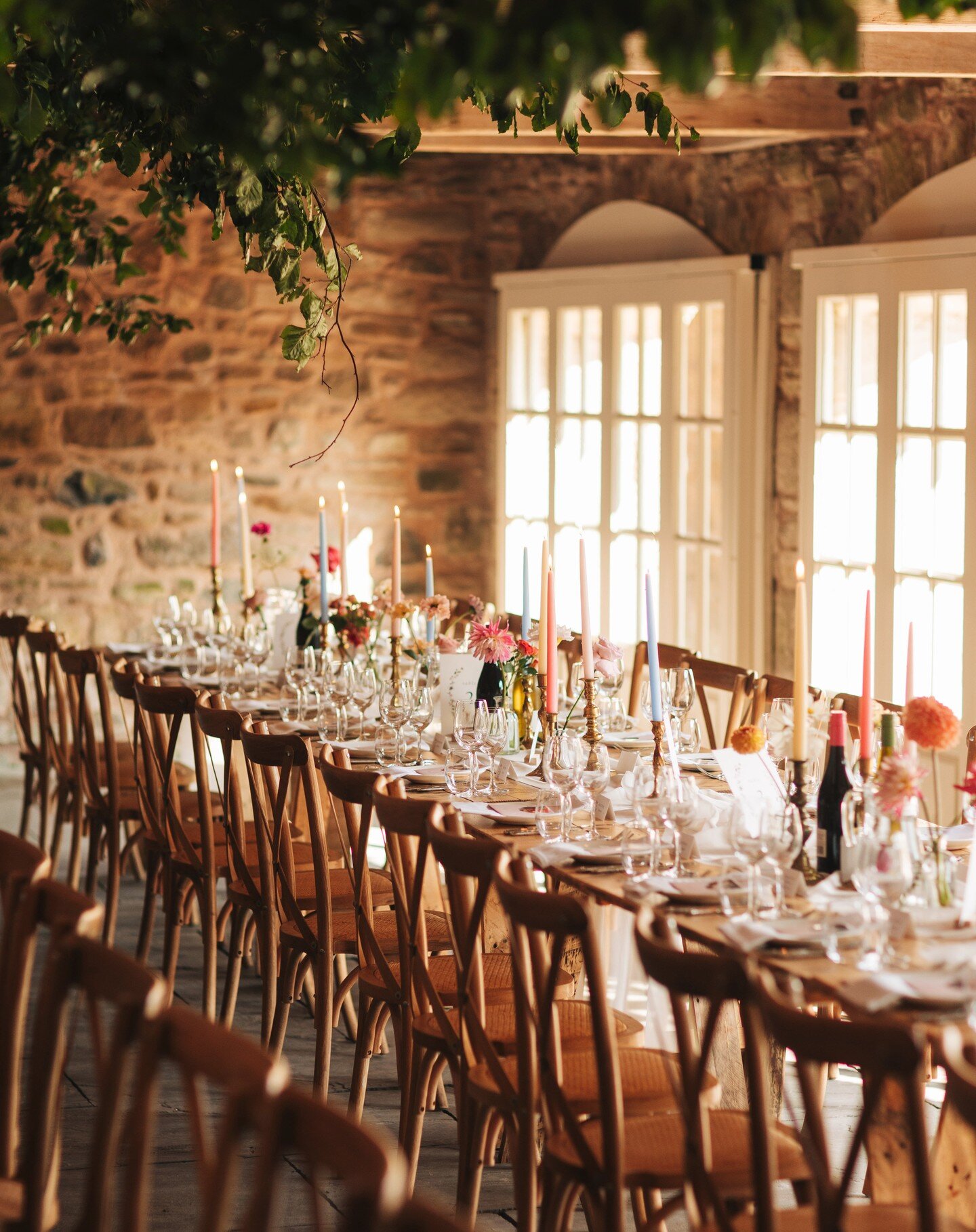 Late summer dreaminess from G+A's wedding @wedderburncastleandbarns back in August with pops of colour in sunset hues &amp; lush florals 🌸🌿

Photo @mclellanphotography
Florals @thepetalshoppeuk
Furniture(table+chairs) @hoplerwoodco
Planning @scarle