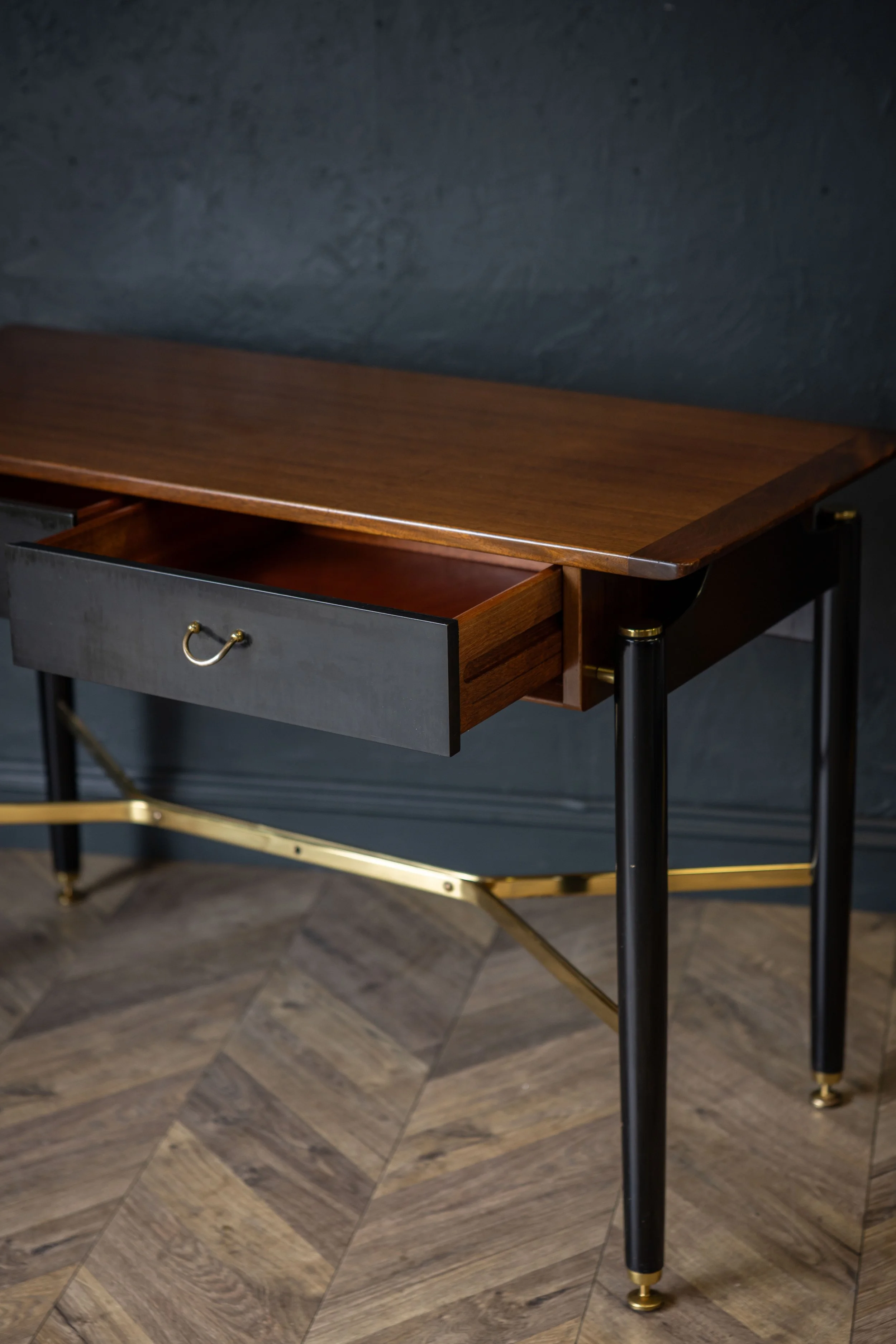 Librenza Desk-3.jpg