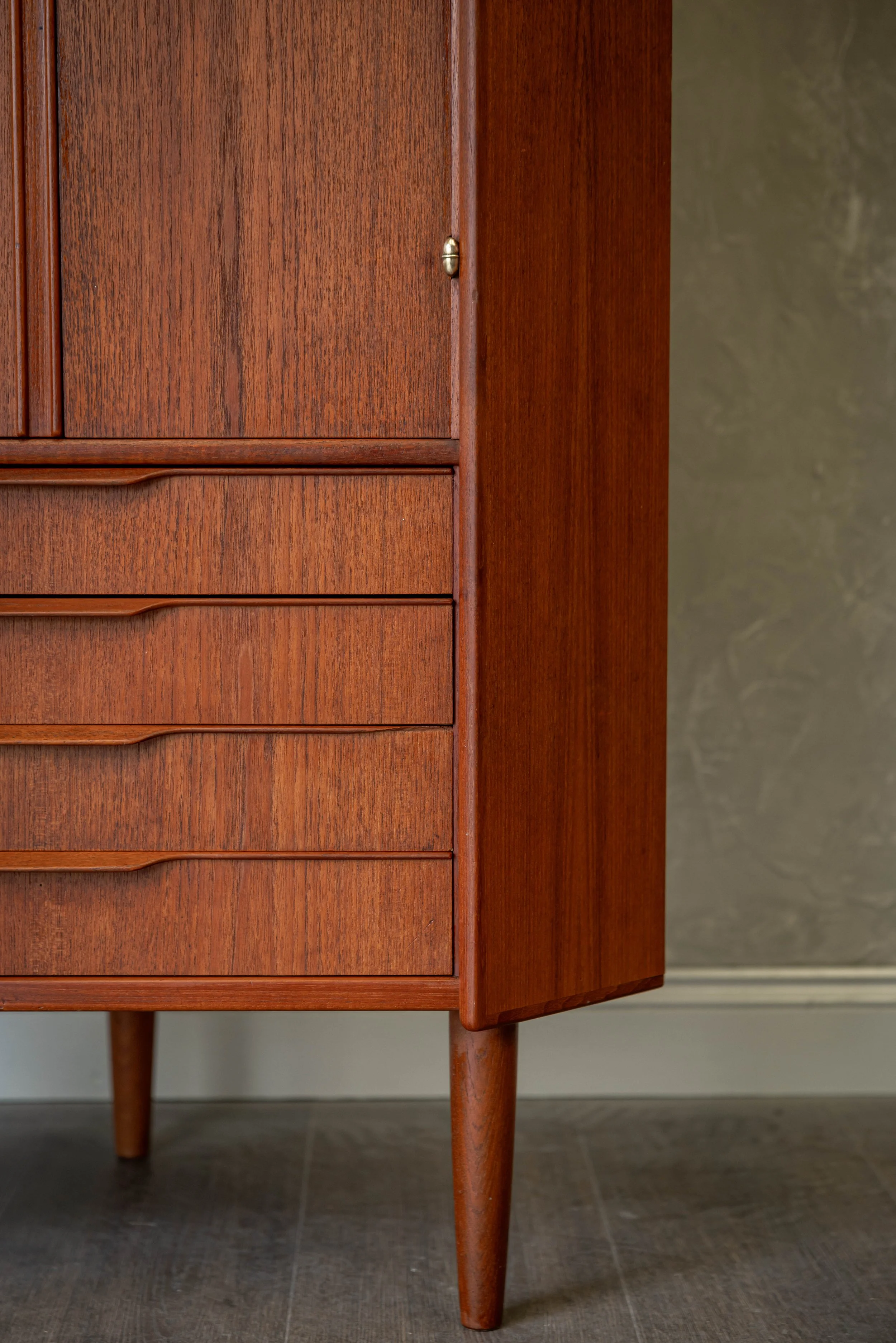 Corner cabinet-2.jpg