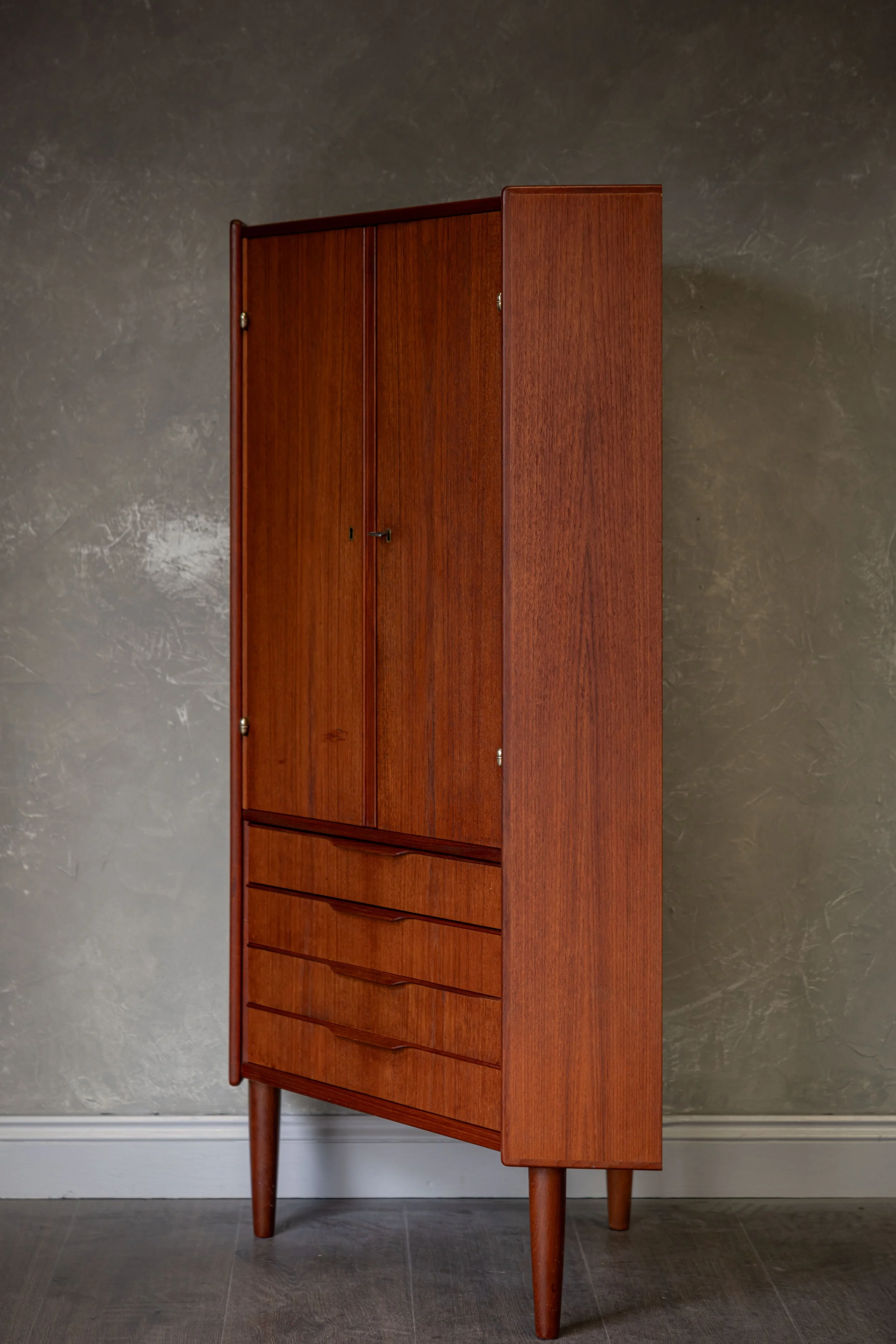 Corner cabinet-4.jpg