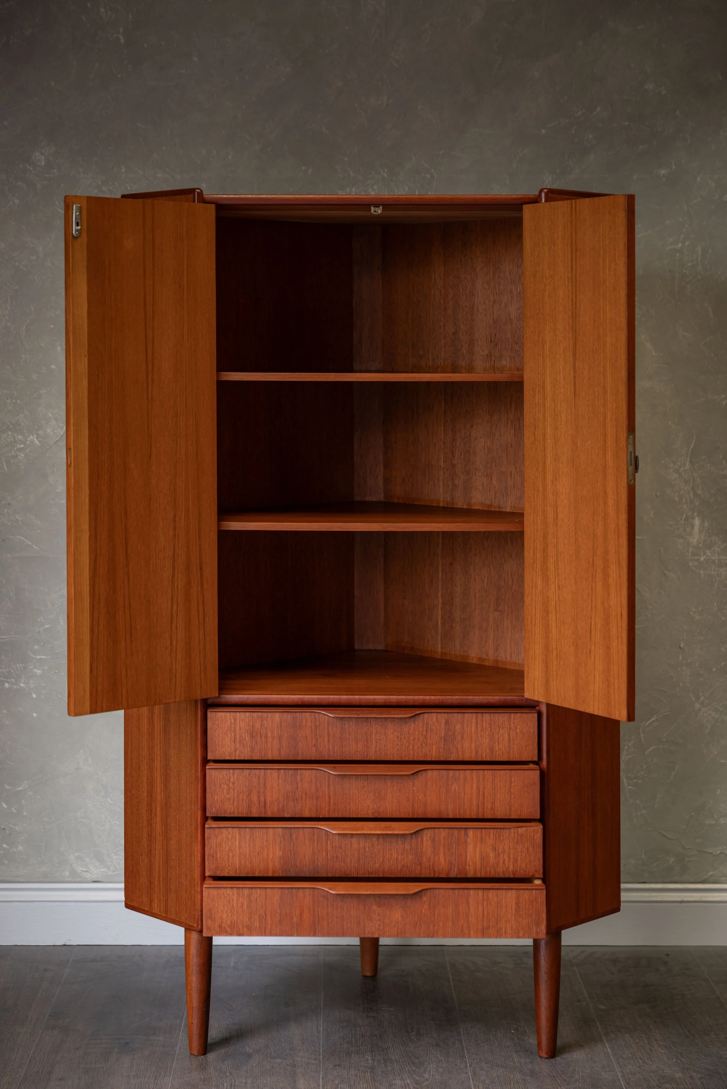 Corner cabinet-3.jpg