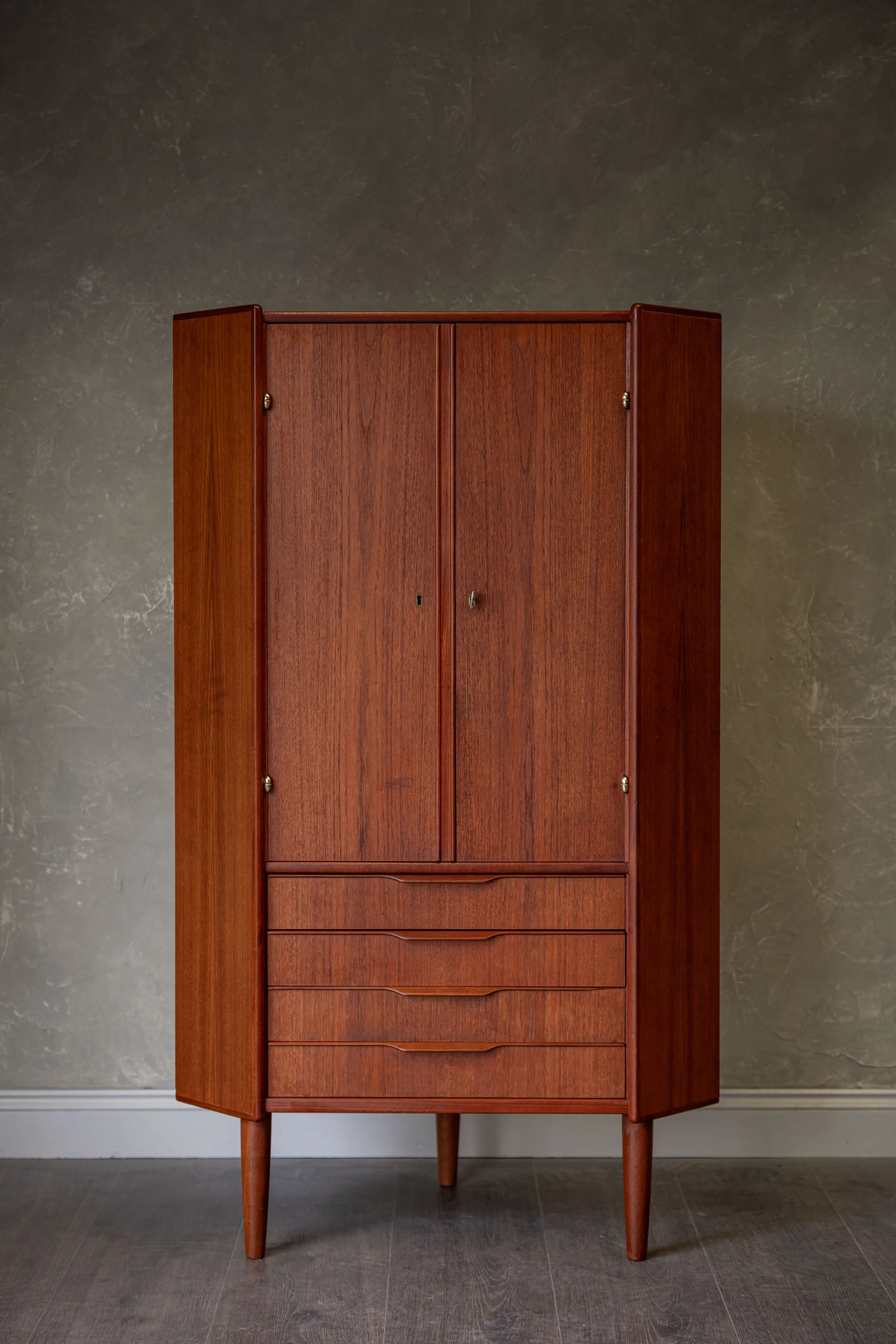 Corner cabinet-1.jpg
