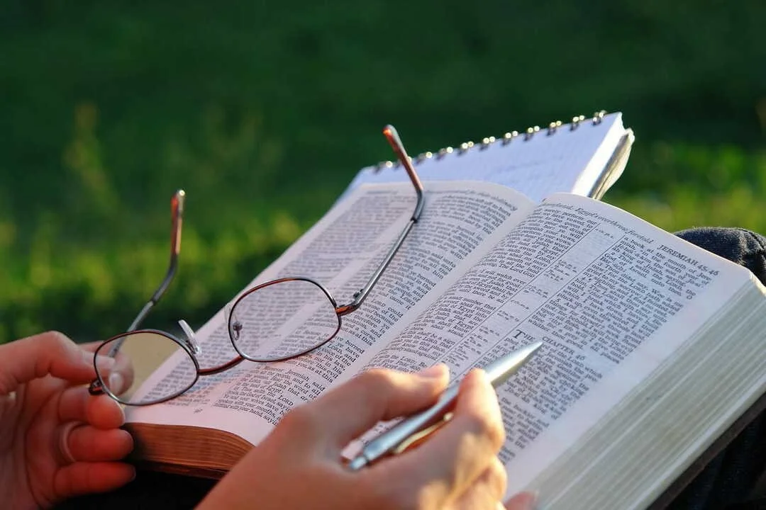 𝐀 𝐠𝐫𝐞𝐚𝐭 𝐯𝐞𝐫𝐬𝐞 𝐟𝐨𝐫 𝐭𝐡𝐞 𝐝𝐚𝐲:

I John 3
16 This is how we know what love is: Jesus Christ laid down his life for us. And we ought to lay down our lives for our brothers and sisters. 17 If anyone has material possessions and sees a br
