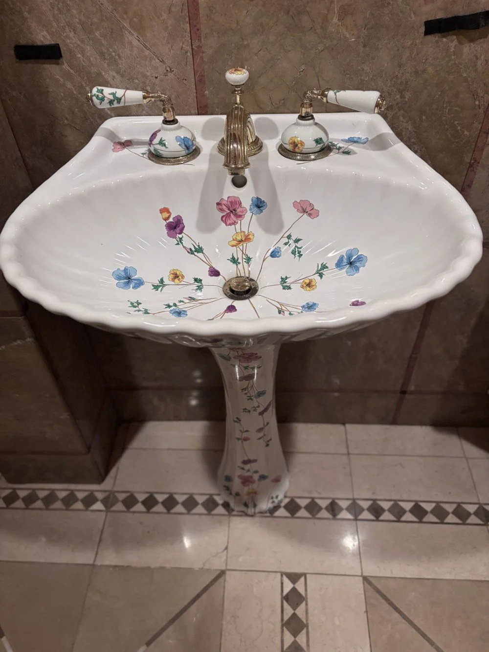 Handpainted pedestal sink with Accessories- Porcelaine de Paris – Les Bains Décorés (2).jpeg