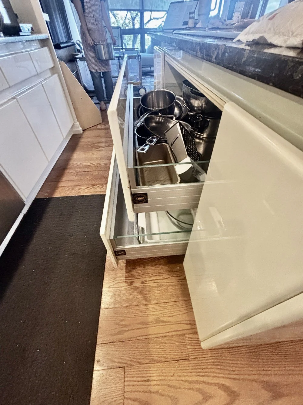 Luxury NEFF High-Gloss Kitchen – Sleek Contemporary Design (3).jpeg