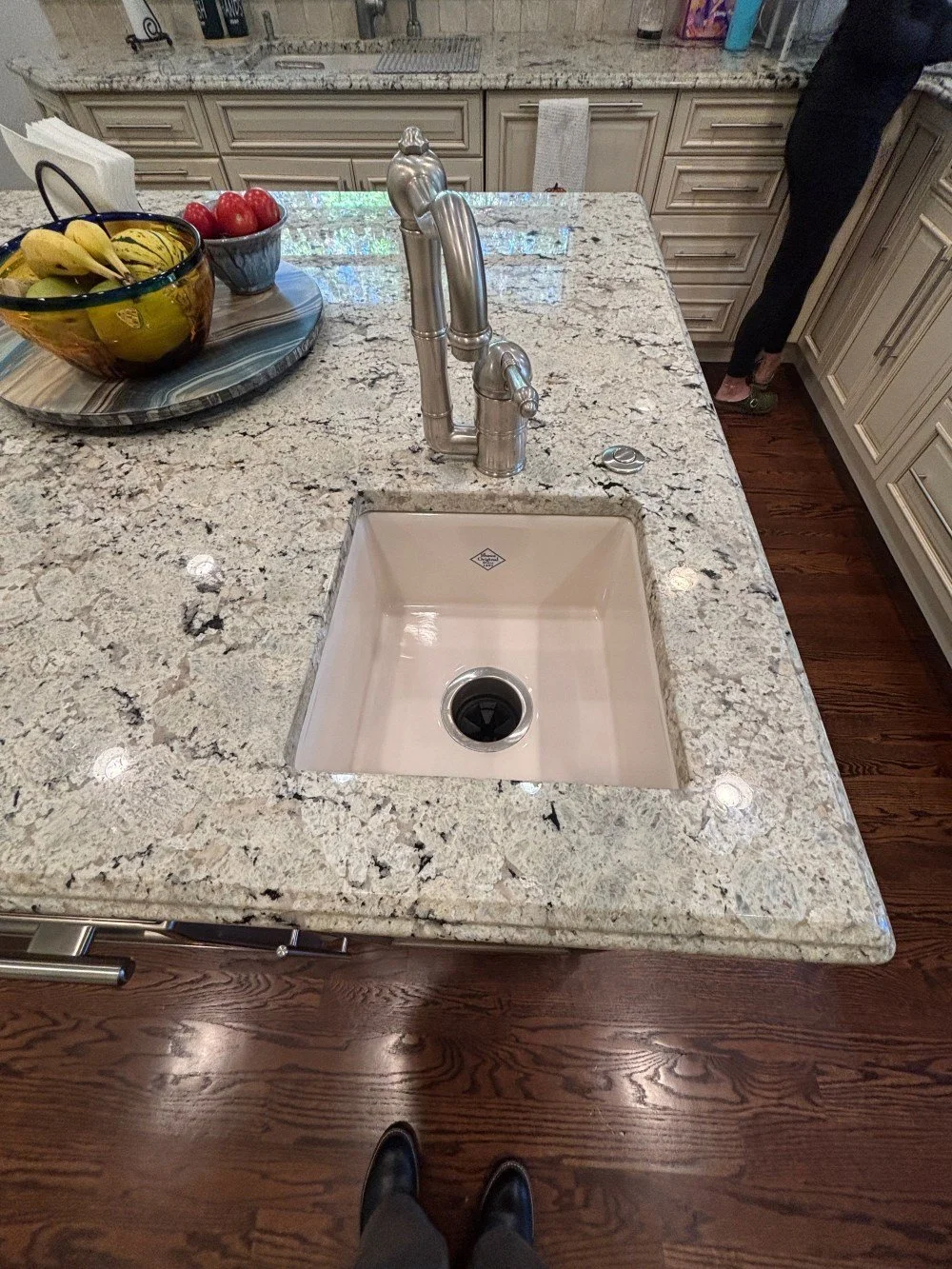 Elegant Raised-Panel Full Overlay Cabinets (33).jpeg